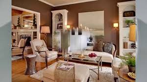 Wohnzimmer amerikanische inneneinrichtung, amerikanisches wohnzimmer mit hoher gewolbter decke und treppenhaus stockbild bild von decke wohnzimmer 80514461. Amerikanisches Wohnzimmer Youtube