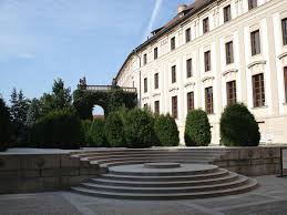 A — západní předhradí b — kostelík panny marie c — centrální část hradiště d — rotunda sv. Ctvrte Nadvori Prazskeho Hradu Wikipedie