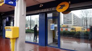 Il a déposé dans notre boite aux lettres un ravissant paquet avec blotti à l'intérieur un oiseau, si doux, si tendre, si délicat. La Poste Le Courrier De Nouveau Distribue Le Samedi A Partir Du 11 Mai
