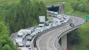 Heuer feiern wir ostern mal ganz anders. Nach 19 Km Stau Am Nachmittag Die Gotthard Strecke Ist Wieder Frei News Srf