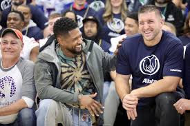 Like all celebrities, there are tebow lovers and tebow haters. Usher Tim Tebow And College Football Players Volunteer In New Orleans East The Maroon