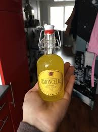 Limoncello Une Specialite D Italie Liqueur De Citron Pour Faire Des Cocktails Ou Juste Un Peu Sur Une Salade Liqueur De Citron Salade De Fraises Limoncello