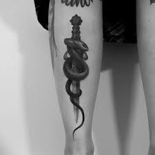 Joli Tatouage De Serpent Et D 39 Epee Sur La Jambe Tatouage Tatouages Serpent Jolis Tatouages