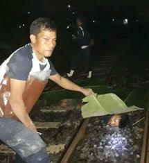 Tetapi sebaik saja dia keluar, si lelaki melihat. Dilindas Kereta Api Kepala Dengan Badan Lelaki Ini Terpisah Koran Perbatasan