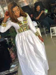 Qu'il soit criard ou pas, le motif quant à la couture, au quotidien, les femmes préfèrent les bazin en boubou, cette. Mariage Latest African Fashion Dresses African Fashion African Fashion Dresses
