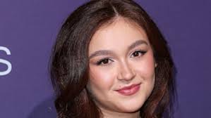 XO Kitty star Anna Cathcart's life off-screen: from college career to  dating rumors