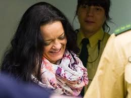 Die mitglieder uwe mundlos, uwe böhnhardt und beate zschäpe stammten aus jena und lebten ab 1998 untergetaucht in chemnitz und zwickau. Nsu Prozess Warum Wirkt Beate Zschape Glucklich Archiv