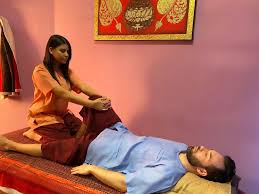 Its practice requires a minimum of two people, but it is recommended to be three: Thida Thai Massage In Munchen Traditionelle Thai Massage Hot Stone Fuss Rucken Und Ol Massagen
