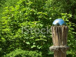 Und lassen sie sich vor allem nicht davon abhalten, diese faszinierenden pflanzen im eigenen garten zu erleben.! Silber Sphare Auf Ein Bundel Von Bambus Im Garten Stockfotos Freeimages Com