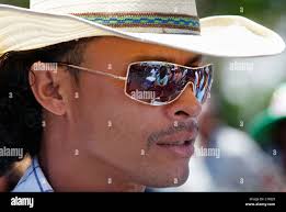 Costa Rican uomo in un cappello da cowboy e riflettente Orologi Occhiali da  sole la Civic festival sfilata di cavalli in Liberia, Costa Rica Foto stock 