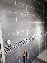 .salle de bain, ambiances carrelage salle de bains les ambiances gedimat, carreleur en vendée saint paul en pareds les herbiers, de la mosaique dans les nuances de gris pour sublimer la, faience carrelages parquets fr, frise carrelage cuisine et salle de bain lift sky, carrelage mural faïence. Jolie Salle De Bain Avec Une Frise Inox Aulier Carrelage Facebook