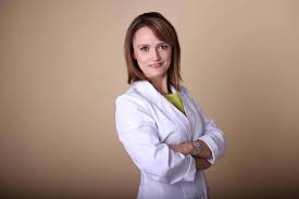 Orice om, cu sau fara dinti in gura, fie ca are sau nu are nevoie de un tratament cu implant dentar, este bine sa citeasca integral articolul de mai jos. Delia Bugnar Medic Specialist Implant De Par Fue Fir Cu Fir