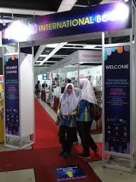 2 orang pengawas lelaki sedang mencari buku yang hendak dibeli. Indonesia Jadi Tamu Kehormatan Dalam Pameran Buku Internasional Kuala Lumpur Pelita Online