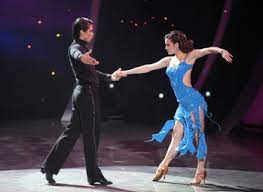 Politique, amour… la danse s'articule autour du « vacunao » à signification érotique, symbolisé par un geste du danseur ou par. La Rumba Le Montat Danse De Societe De Bal