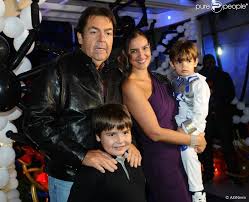 Na hora do parabéns para rodrigo, fausto abraça a filha lara e a mulher, luciana, acompanhado pelo filho joão guilherme. Fausto Silva Esta Casado Com A Jornalista Luciana Cardoso Com Quem Teve Dois Filhos Joao Guilherme E Rodrigo Purepeople