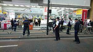 ビックカメラ池袋本店前で男が切腹する事件が発生 現場は大混乱 twitterの現地の様子など 店員が一斉に取り抑えてた 事件 池袋 ビックカメラ