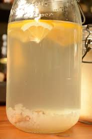 Le Kefir De Fruit La Boisson A Faire Soi Meme La Recette De Base Pour Commencer Avec Ses Grains De Kefir Kefir Kefir De Fruit Kefir Recette