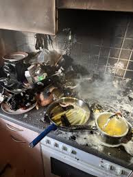 Küchenbrand in Mehrfamilienhaus