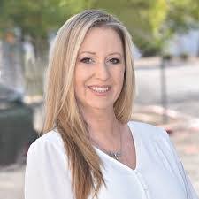 Leslie Singson's Instagram, Twitter & Facebook