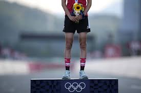 Watch as austria's anna kiesenhofer wins a shock gold in the women's road race, with the netherlands' annemiek van vleuten winning silver and elisa longo borghini from italy earning bronze on day. R5upf786l 9hrm