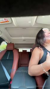 Melissa Gutierrez le hace una broma xxx a su amiga