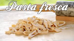 La pasta fresca al huevo tiene más color y mayor valor nutricional. Como Hacer Pasta Fresca Sin Maquina Cocina Con Olaya Y Pelayo Youtube