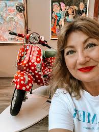 Czym jest aglione, produkt rolniczy z Toskanii? Aglione (czyt. al-jone) to  wyjątkowa odmiana czosnku, uprawiana głównie w dolinie Val di Chiana i Val  d'Orcia w Toskanii. Jest znana jako „czosnek dla zakochanych”,