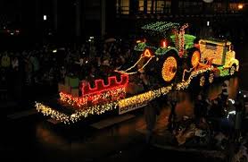 In Lynden Wa We Are Not Afraid Of Having A Christmas Parade In The Cold Christmas Parade Floats Christmas Parade Parade Float