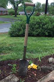 What Is A Transplant Spade Using Transplant Spades In The Garden Spade Spade Shovel Garden Tools