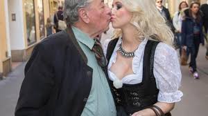 Richard lugner feierte samt anhang seinen 87er im palais auersberg und war dabei gleich doppelt vertreten, denn auch die brandneue wachsfigur aus madame tussauds war mit dabei. Richard Lugner Spatzi Cathy Schmitz Und Richard Lugner Hochzeit Steht In Den Sternen Augsburger Allgemeine