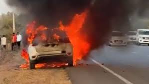 सगाई से लौट रहे परिवार की कार बनी आग का गोला, धमाकों के साथ फटे टायर