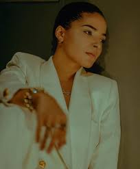 12 Ways Women Act When They Are Around a Man They Love