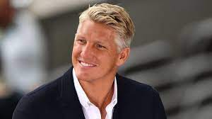 Der ältere bruder von weltmeister bastian schweinsteiger arbeitete zuletzt beim zweitligisten fc juniors oö, dem ausbildungsklub des österreichischen vizemeisters lask. Bastian Schweinsteiger Schwarmt Vom Familienalltag Gala De