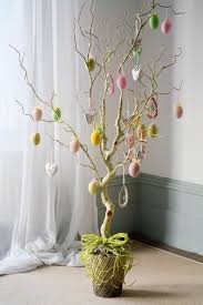 26 Dekoideen Zu Ostern Einen Kleinen Ostereierbaum Selber Machen Ostern Deko Osterbaum Osterbasteleien Fur Kinder
