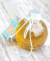 Cadeaux Gourmands A Faire Soi Meme Diy Une Huile Aromatisee Au Basilic En 5 Minutes Chrono Huile Aromatisee Cadeaux Gourmands Cadeaux De Noel Faits Maison