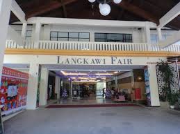 Barangan seperti pinggan mangkuk, beg, barangan runcit, kelengkapan rumah, dan makanan memang menjadi tumpuan ramai. 10 Tempat Shopping Di Langkawi Dan 6 Tips Bercuti Di Langkawi Ammboi