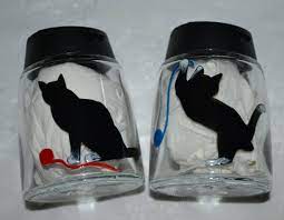 Saliere Et Poivriere En Verre Peintes Chats Noir Et Blanc 2 Pots A Epices Chat Chat Noir Petit Cadeau Vaisselle Chat Chat Peintu Glassware Tableware Shot Glass