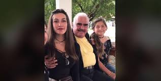 Las redes reaccionan al beso de vicente fernández con joven: El Momento En Que Vicente Fernandez Manoseo A Una Joven Me Senti Violada La Noticia