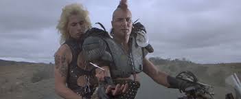 Une communauté autonome exploite une réserve de pétrole et doit se défendre contre une bande de pillards. Leather Petrol And Muscle Mad Max 2 The Road Warrior At 35 Headstuff