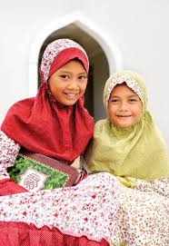 Jilbab anak perempuan loli bunga yang super menggemaskan pun. 9 Baju Muslim Anak Yang Bikin Anak Makin Ganteng Dan Cantik