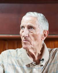 Sinónimo de Extensión Abel Mata ingresó al INTA en 1959. Técnico  agropecuario, inició su trayectoria como docente y extensionista en  escuelas rurales hasta ganar su concurso en la institución. Esa formación en