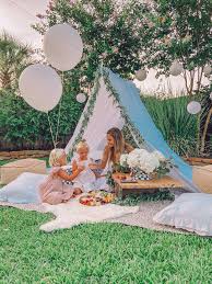 How to Create a Perfect Outdoor Picnic this Summer -