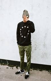 Tenue Pull A Col Rond A Etoiles Noir Et Blanc Pantalon Chino Olive Chaussures De Sport Noires Bonnet Oliv Moda Ropa Hombre Moda Hombre Ropa De Hombre