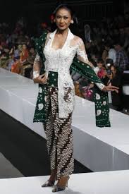 Perjalanan yang cukup panjang dan tidak mudah sudah dilaluinya. Anne Avantie Latest Kebaya Collection 2012 3 Renda Kebaya Model Pakaian Wanita Model Pakaian