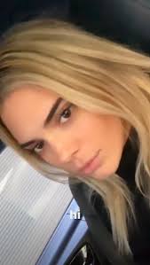 Kendall Jenner Just Casually Debuted Blonde Hair On The Burberry Runway Kendall Jenner Blonde Hair Jenner Hair Kendall Jenner Hair Color