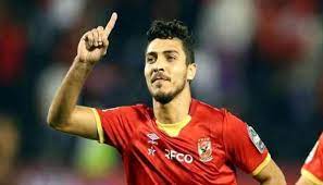 أحرز لاعب كرة القدم المصري محمد صلاح جائزة الحذاء الذهبي التي يتم منحها لهداف بطولة الدوري الإنجليزي الممتاز لكرة القدم لهذا الموسم مع السنغالي ساديو ماني زميله في صفوف الفريق الأحمر، والغابوني بيير إيميريك أوباميانغ مهاجم أرسنال ليصبح لقب هداف. Ù‡Ø¯Ø§Ù Ø§Ù„Ø¯ÙˆØ±ÙŠ Ø§Ù„Ù…ØµØ±ÙŠ Ù…Ø­Ù…Ø¯ Ø´Ø±ÙŠÙ ÙŠØªØµØ¯Ø± Ø¨Ù‡Ø§ØªØ±ÙŠÙƒ Ø§Ù„Ù…Ù‚Ø§ØµØ©