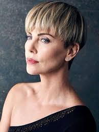 Dünne haare, dicke haare und auch fettige haare können mithilfe von klammern und haarspray zu einer schönen flechtfrisur geflochten werden. Pin Em Charlize Theron