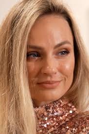 Ze syna Roberta De Nira je trans žena. Růžové vlasy, oblečení a hodně  make-upu. Už ne Aaron, ale Airyn!