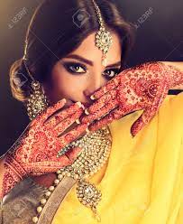 Indou — indou, oue → hindou indou, oue ɛ̃du adj. Belle Fille Indienne Jeune Femme Modele Indou Avec Tatoo Mehndi Et Bijoux Kundan Costume Traditionnel Indien Sari Jaune Banque D Images Et Photos Libres De Droits Image 70984279