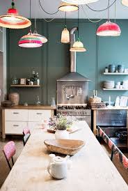 Suspensions Colorees Et Table En Bois Naturel Pour Le Coin Repas De La Cuisine Cuisines Design Choses De Cuisine Table En Bois Naturel